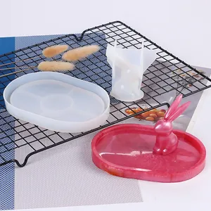 Vista dettagliata degli stampi in silicone per vassoio e coniglio con manufatto in resina rosa