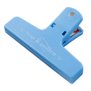 Robusta clip magnetica blu per organizzare documenti e chiudere sacchetti