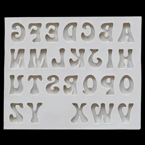 Vue détaillée d'un moule en silicone alphabet blanc pour fondant et chocolat.