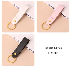 Vue détaillée de porte-clés minimalistes en cuir synthétique blanc, rose et noir