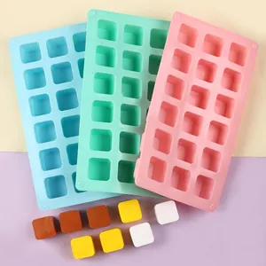 Vista detallada de moldes de silicona rectangulares de 15 cavidades con muestras de colores
