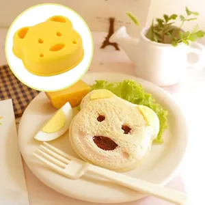 Gros plan d'un sandwich en forme d'ours mignon réalisé avec un moule à pain jaune