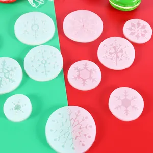 Detalle de moldes de silicona de copos de nieve para crear joyería de resina DIY.