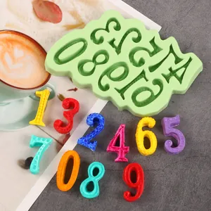 Détail du moule en silicone vert pour chiffres avec des pièces colorées texturées.