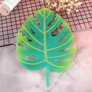 Vue détaillée d'un dessous de verre en résine feuille de monstera verte translucide