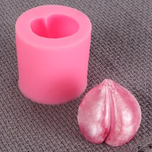 Vista detallada del molde de silicona de corazón rosa y la vela de cera perlada acabada