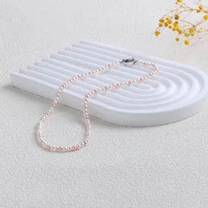 Gros plan d'un collier de perles rétro aux couleurs bonbon avec fermoir en métal argenté