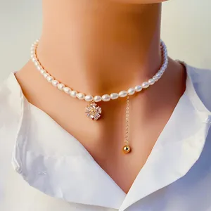 Gros plan d'un collier élégant de perles d'eau douce avec un pendentif fleur en zircon