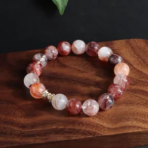 Detailansicht eines roten Hämatoid-Quarz-Armbands mit elegantem Zirkonring