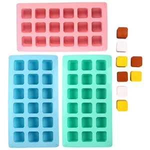 Set de tres moldes de silicona cuadrados de 18 cavidades en rosa azul y verde pastel