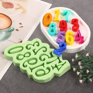 Vue détaillée du moule à chiffres en silicone avec des échantillons en pâte à sucre