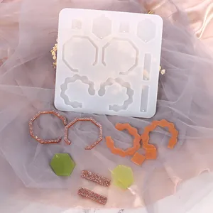 Moule en silicone pour boucles d'oreilles en résine avec pendentifs irréguliers et breloques.