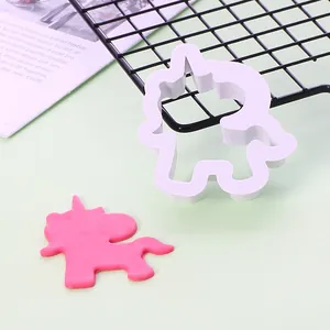 Detaillierte Ansicht der Einhorn-Ausstechform aus Kunststoff mit rosa Fondant-Beispiel