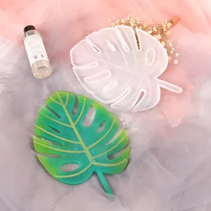 Détail du moule en silicone feuille de Monstera et du dessous de verre en résine vert