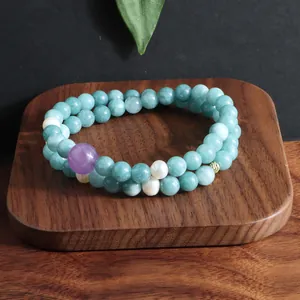 Gedetailleerd macro-overzicht van een dubbele rij kristallen armband met kunziet en parels