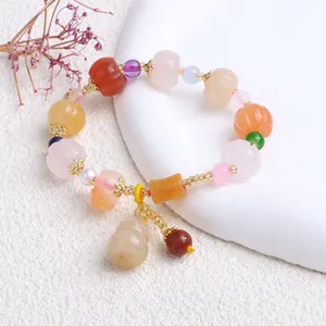 Detailansicht des Xinjiang Jinsi Jade Armbands mit Kürbis- und Kalebasse-Anhängern.