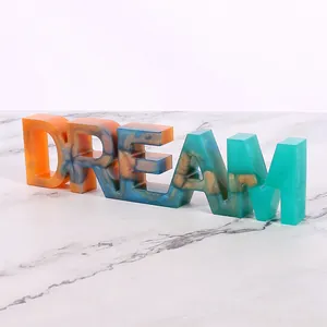 Χειροποίητο πολύχρωμο διακοσμητικό DREAM από ρητίνη σε λευκή μαρμάρινη επιφάνεια