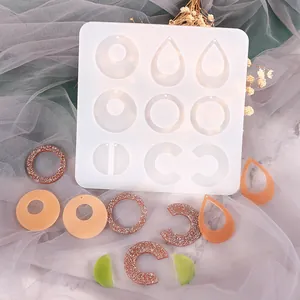 Vue détaillée d'un moule à boucles d'oreilles en silicone avec des bijoux en résine