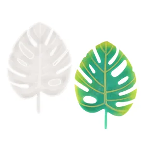 Gros plan du moule en silicone feuille de monstera avec un échantillon de résine