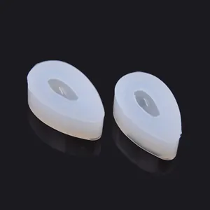Détail macro d'un moule en silicone goutte d'eau pour pendentifs de bijoux DIY