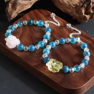 Detailansicht des chinesischen blauen Achat- und Kristallarmbands mit Anhängern