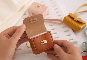 Detailansicht eines kleinen braunen PU-Leder Taschen-Schlüsselanhängers mit Drehverschluss