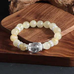 Vista detallada de pulsera de cuarzo rutilado dorado con elegantes espaciadores de plata