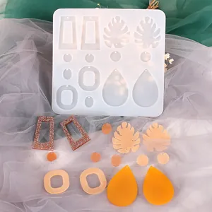 Vue détaillée du moule à boucles d'oreilles en silicone avec formes variées pour résine