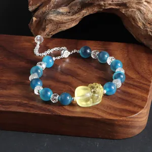Detailansicht eines Achat-Armbands im chinesischen Stil mit gelbem Pixiu-Anhänger