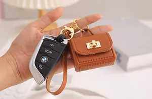 Detailaufnahme eines kleinen braunen PU-Leder-Schlüsselanhängers mit Autoschlüssel.