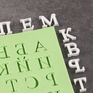 Vue détaillée du moule en silicone vert pour lettres cyrilliques et décoration de gâteaux