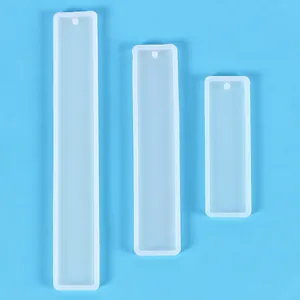 Detailansicht von drei Silikon-Lesezeichenformen für DIY-Harzguss in versch. Größen.