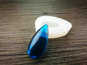 Vue détaillée du moule en silicone goutte pour pendentifs et colliers en résine.