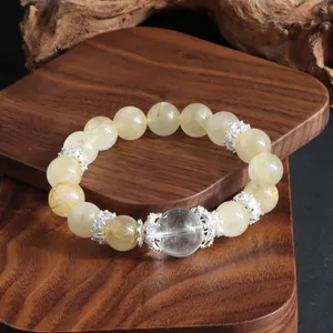Vista macro detallada de una elegante pulsera de cuentas de cristal de cuarzo rutilado oro