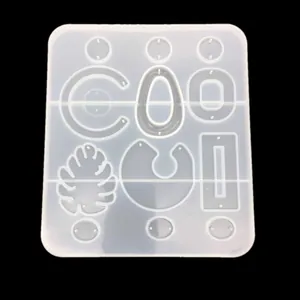 Vista dettagliata dello stampo per orecchini in silicone con forme geometriche e a foglia