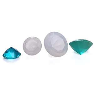 Vista dettagliata degli stampi in silicone a forma di diamante e ciondoli in resina finiti