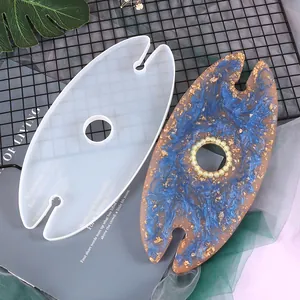 Confronto tra lo stampo in silicone e il supporto per bicchiere da vino in resina blu