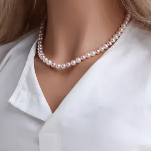 Gros plan sur un collier de perles élégant aux couleurs de bonbons.