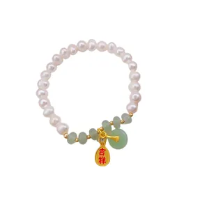 Elegante bracciale di perle e pietre occhio di gatto verdi con ciondoli d'oro portafortuna