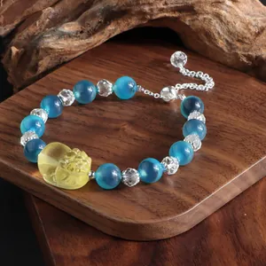Armband im neuen chinesischen Stil mit blauen Achatperlen, Kristallen und gelbem Anhänger.