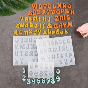 Détail des moules en silicone alphabet et chiffres avec lettres en fondant colorées