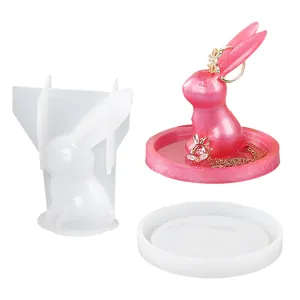 Dettaglio dello stampo in silicone a coniglio 3D con portagioie in resina rosa