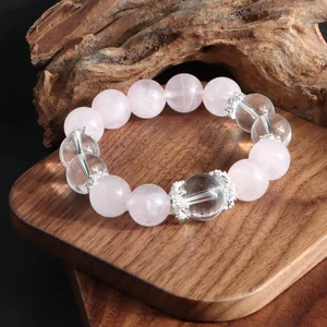 Détail rapproché d'un élégant bracelet en quartz rose et perles de cristal clair