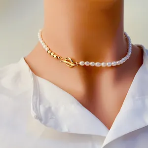 Gros plan détaillé d'un collier en perles d'eau douce avec un fermoir doré au design entrelacé