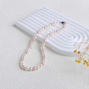 Gros plan de collier de perles aux couleurs bonbon avec perles roses et blanches