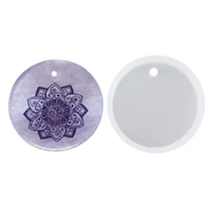 Detailansicht einer runden Silikonform für DIY-Epoxidharz-Anhänger mit Mandala-Muster