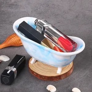 Dettaglio di un vassoio a vasca effetto marmo blu realizzato da uno stampo in silicone.