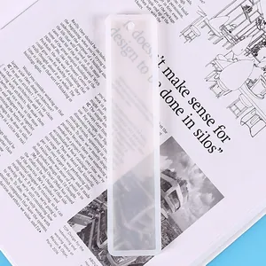 Detail der lichtdurchlässigen Silikon-Lesezeichenform mit Aufhängeloch für DIY-Harzguss