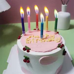 Gedetailleerd overzicht van creatieve gekleurde vlam verjaardagskaarsen op een taart
