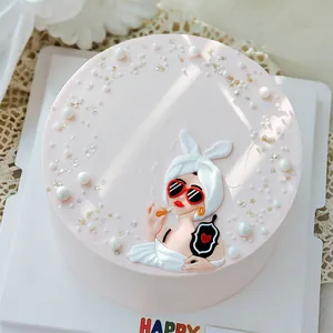 Primo piano di una decorazione per torta con occhiali a cuore e perle eleganti